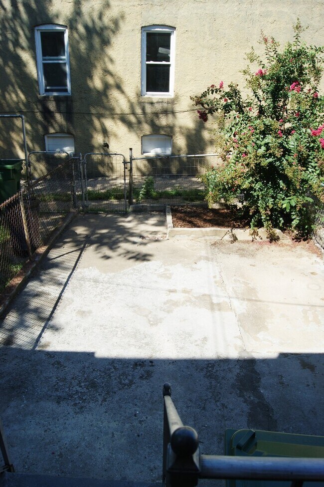 Building Photo - 3444 Chestnut Ave