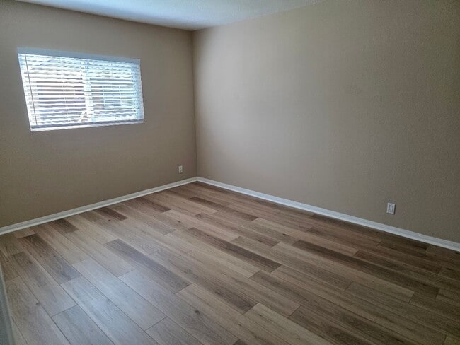 Building Photo - Two Bedroom Upper Unit Condo in Oceanside