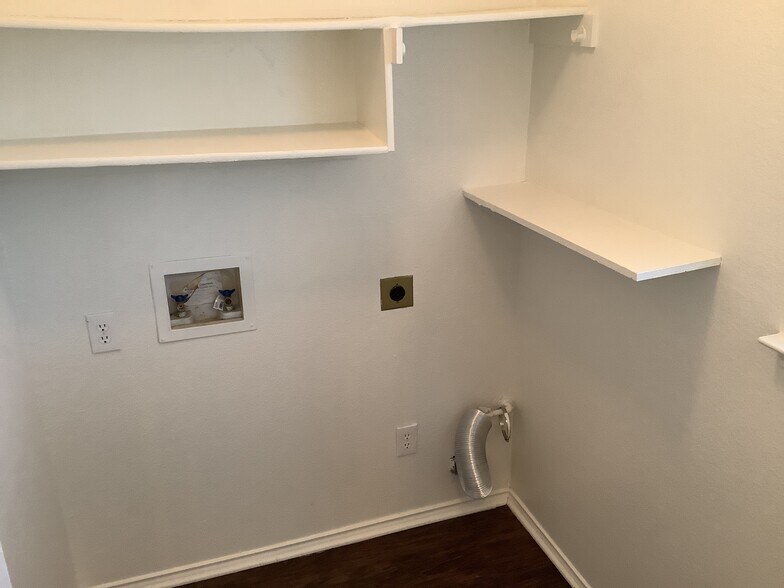 Building Photo - 1213 Calvert Dr