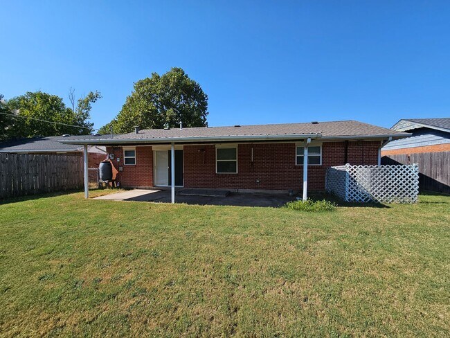 Building Photo - (2) Bed/(2) Bath with Storm Shelter Avail ...