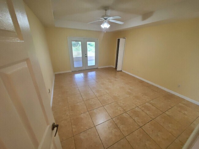 Building Photo - 1049 SW Ingrassina Ave