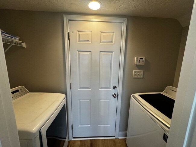 Building Photo - 3 Bedroom 2 Bath with Bonus in Hope Mills