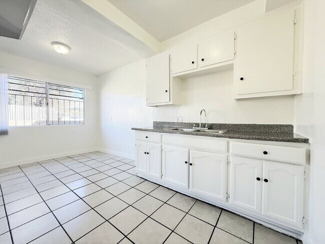 Building Photo - 1017 W 95th St