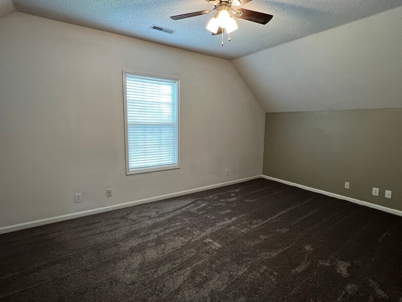 Building Photo - 450 Winding Bluff Way