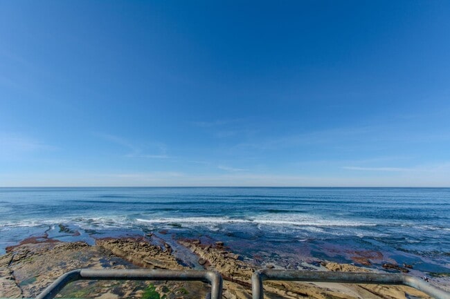 Building Photo - Extraordinary 5-Bed / 5-Bath Oceanfront Property in La Jolla!