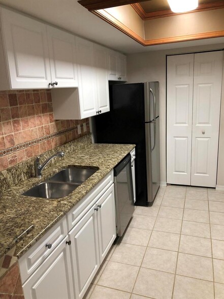Building Photo - 1500 Crestwood Ct S