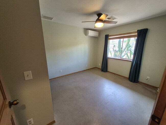 Building Photo - Joshua Tree Home with Awesome Views!