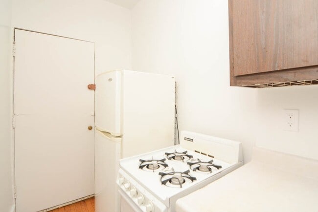 Building Photo - 958 W Cornelia Ave