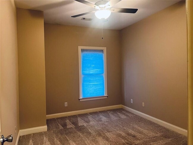 Building Photo - 144 W Ridge Way