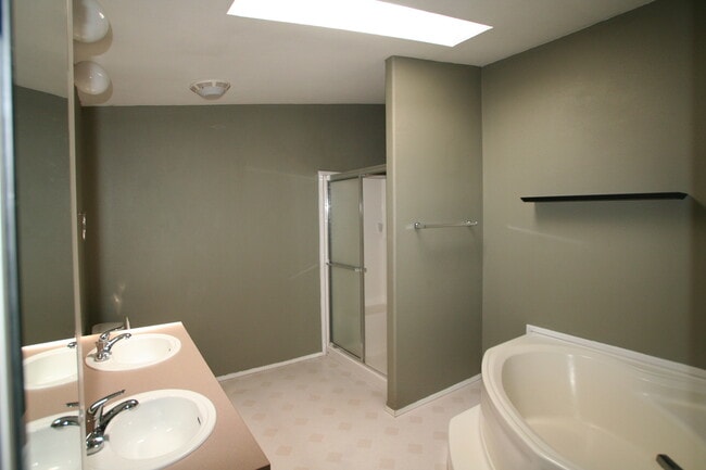 Building Photo - 3 bed 2 bath home with fireplace
