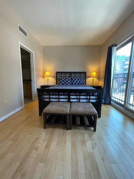 Primary bedroom - 450 J St