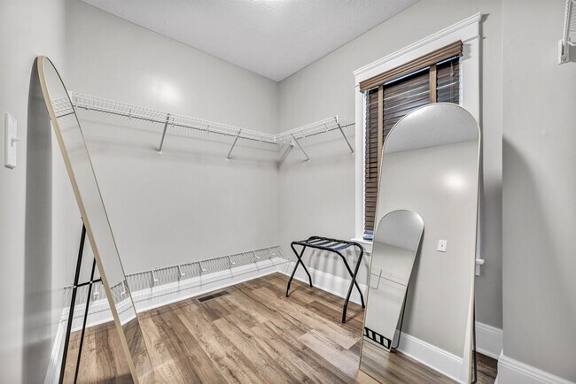 Building Photo - 1501 E 105th St