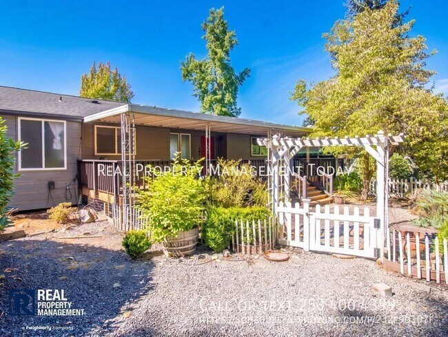 Building Photo - 1531 Vista Dr