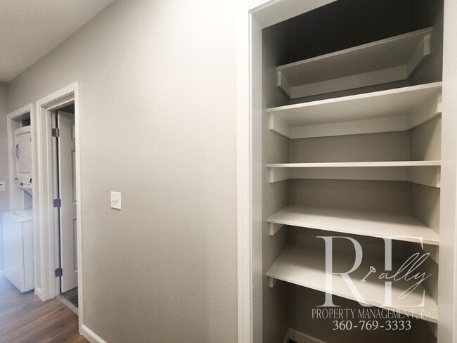 Building Photo - Quality Remodeled 2-Bed in Prime Location