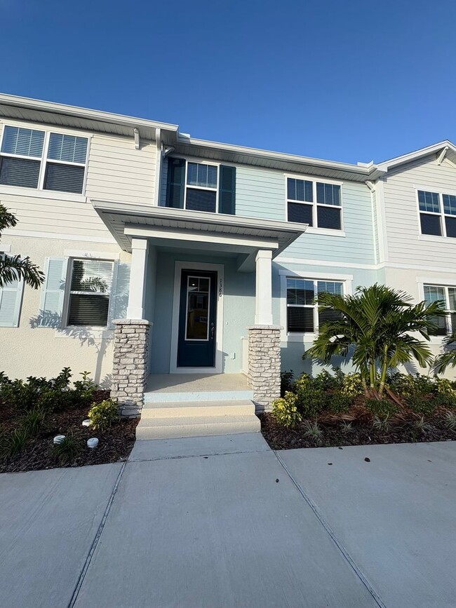 Primary Photo - Modern 3-Bed, 3-Bath Townhome in Winter Sp...