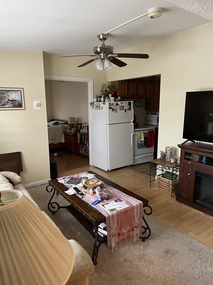 Living room - 16 Laurier St