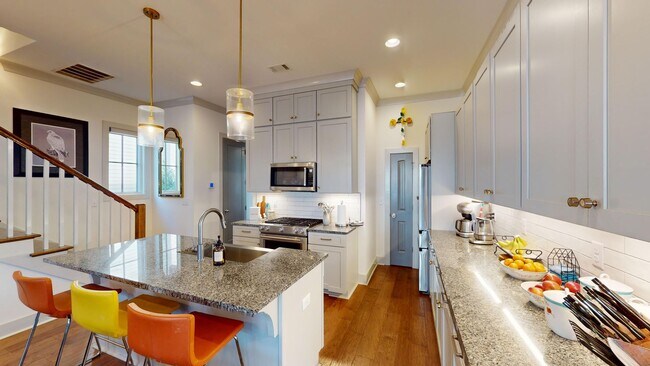 Building Photo - Wonderful 4 Bdrm, 3.5 Bath on outskirts of Eastchase