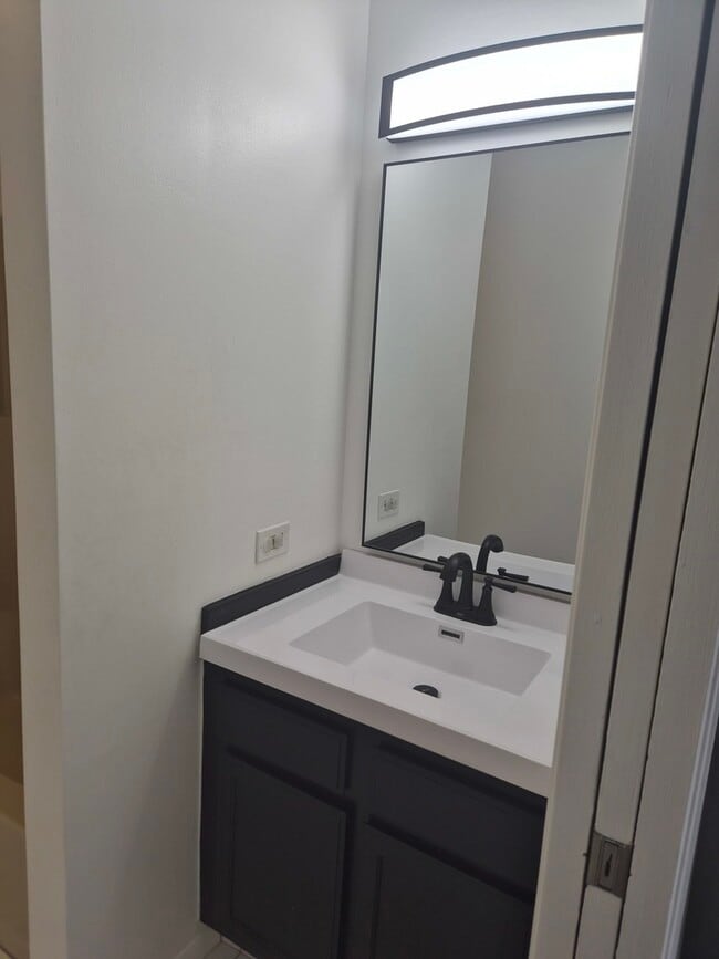 Building Photo - 1424 Stonebridge Cir