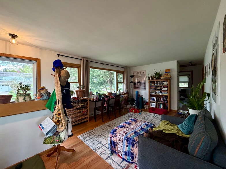 Building Photo - 302 N Meadow Ln