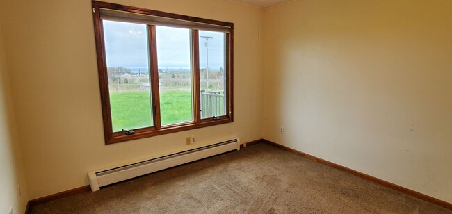 Building Photo - LARGE HOME WITH BEAUTIFUL VIEWS OF GRAND T...