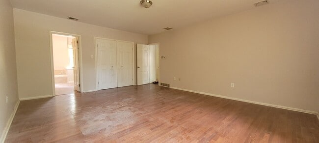 Building Photo - Spacious 3 bedroom 2.5 bathroom home in Ha...