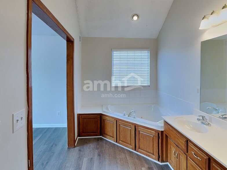 Building Photo - 713 Derby St