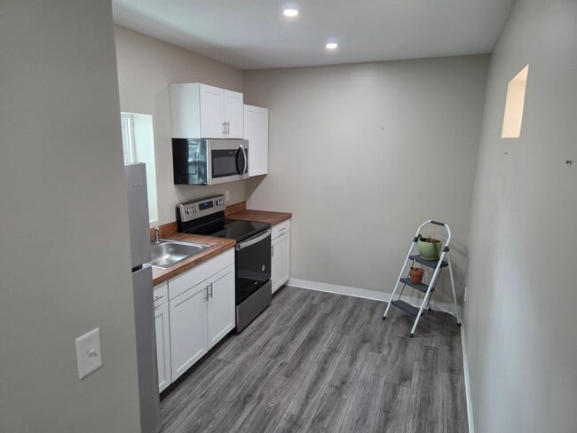 Building Photo - 2 Bedroom 1 Bath Townhouse