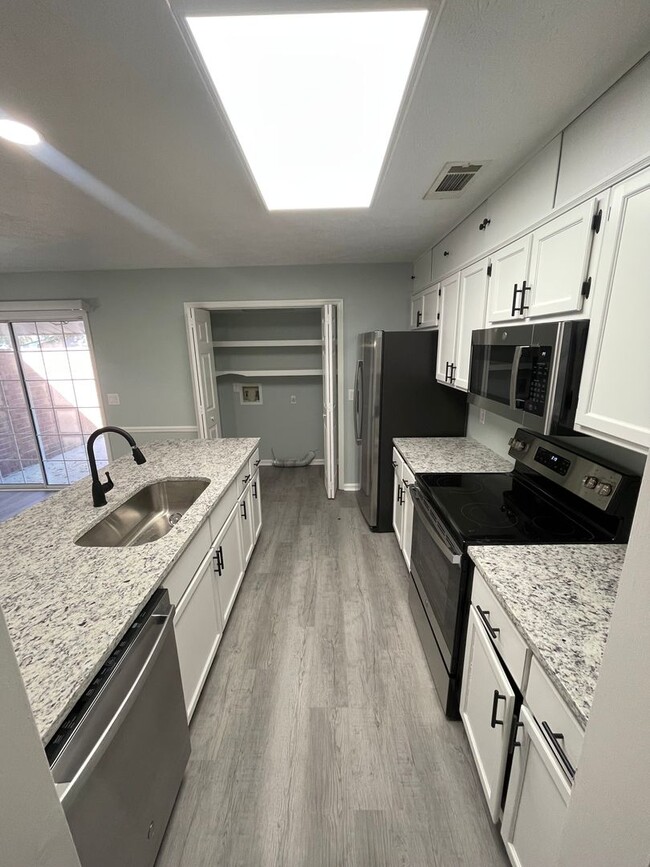 Building Photo - Updated 2BR/2BA Duplex in Downtown Springfield – Modern Finishes & Spacious Layout