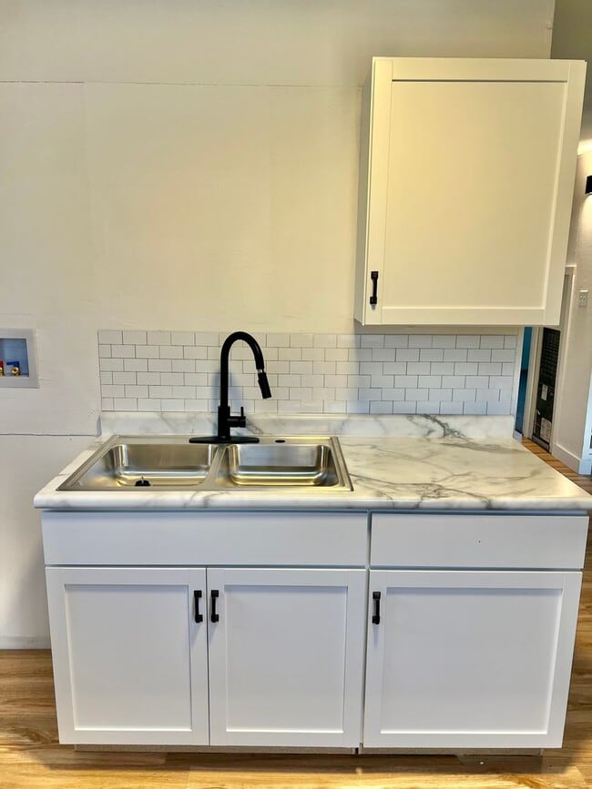 Building Photo - New Listing! 3 bedroom House!