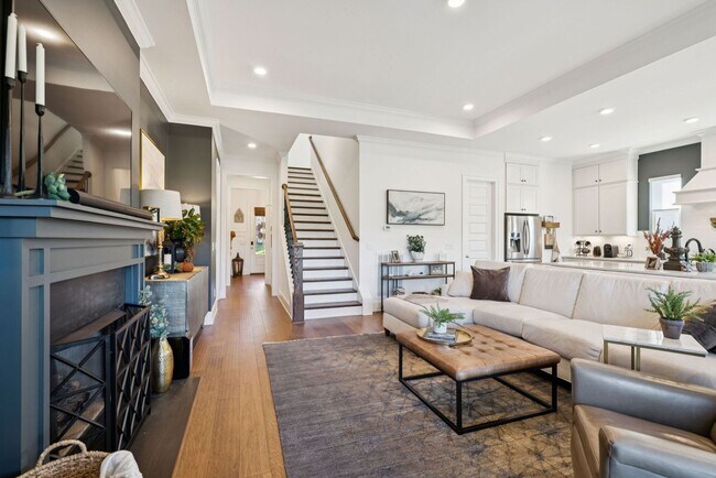 Building Photo - Luxurious living space *Fully furnished an...