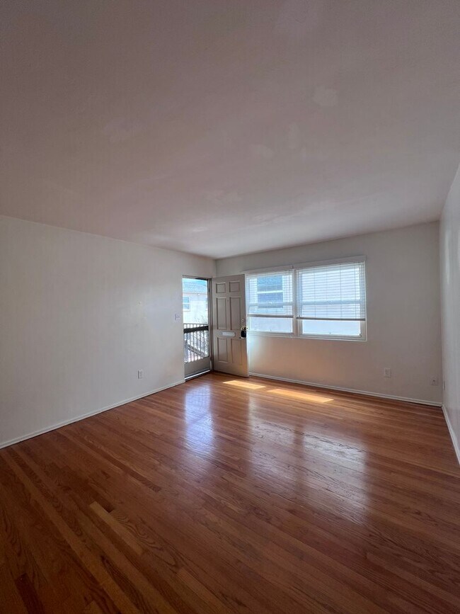 Building Photo - 4720-34 Wilson Ave