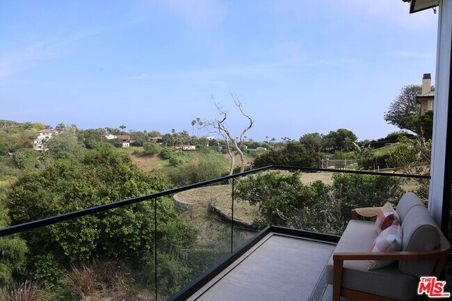 Building Photo - 6656 Dume Dr