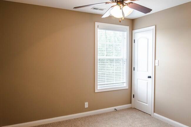 Building Photo - Two Story in Rossview!