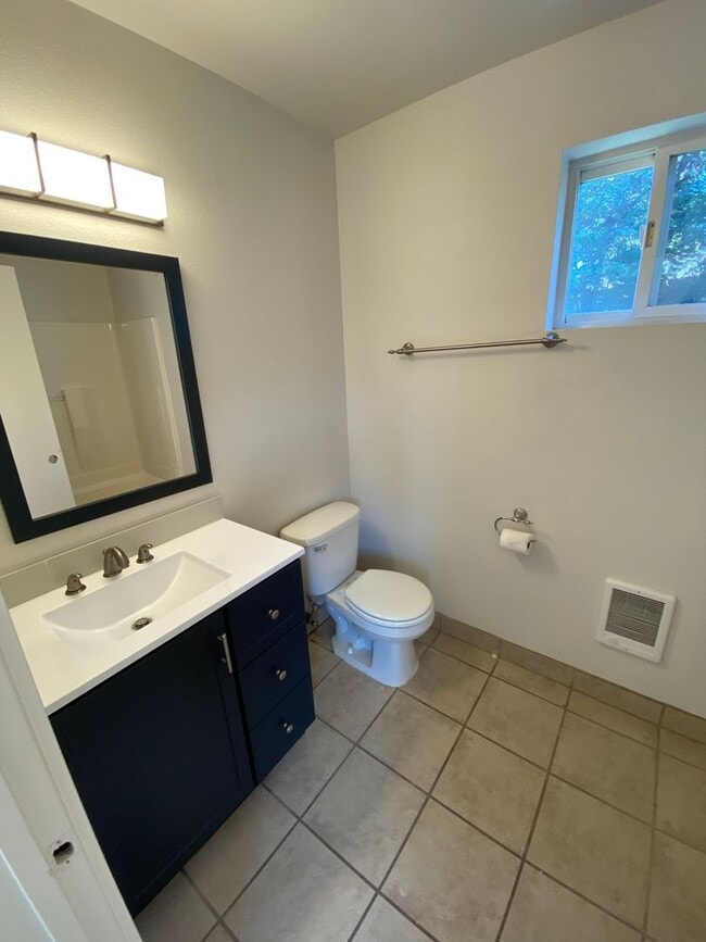 Building Photo - Newly Remodeled! Close to CWU 4 Rooms !!