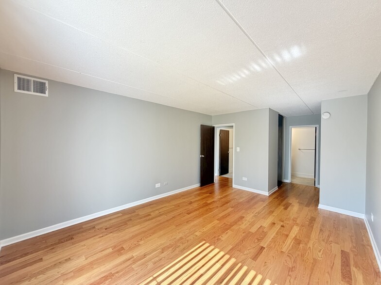 Building Photo - 525 N Quentin Rd