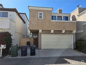 Building Photo - 624 Goldenwest St