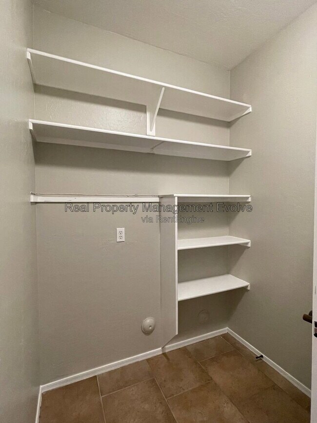 Building Photo - 3632 W Jacksonville Dr
