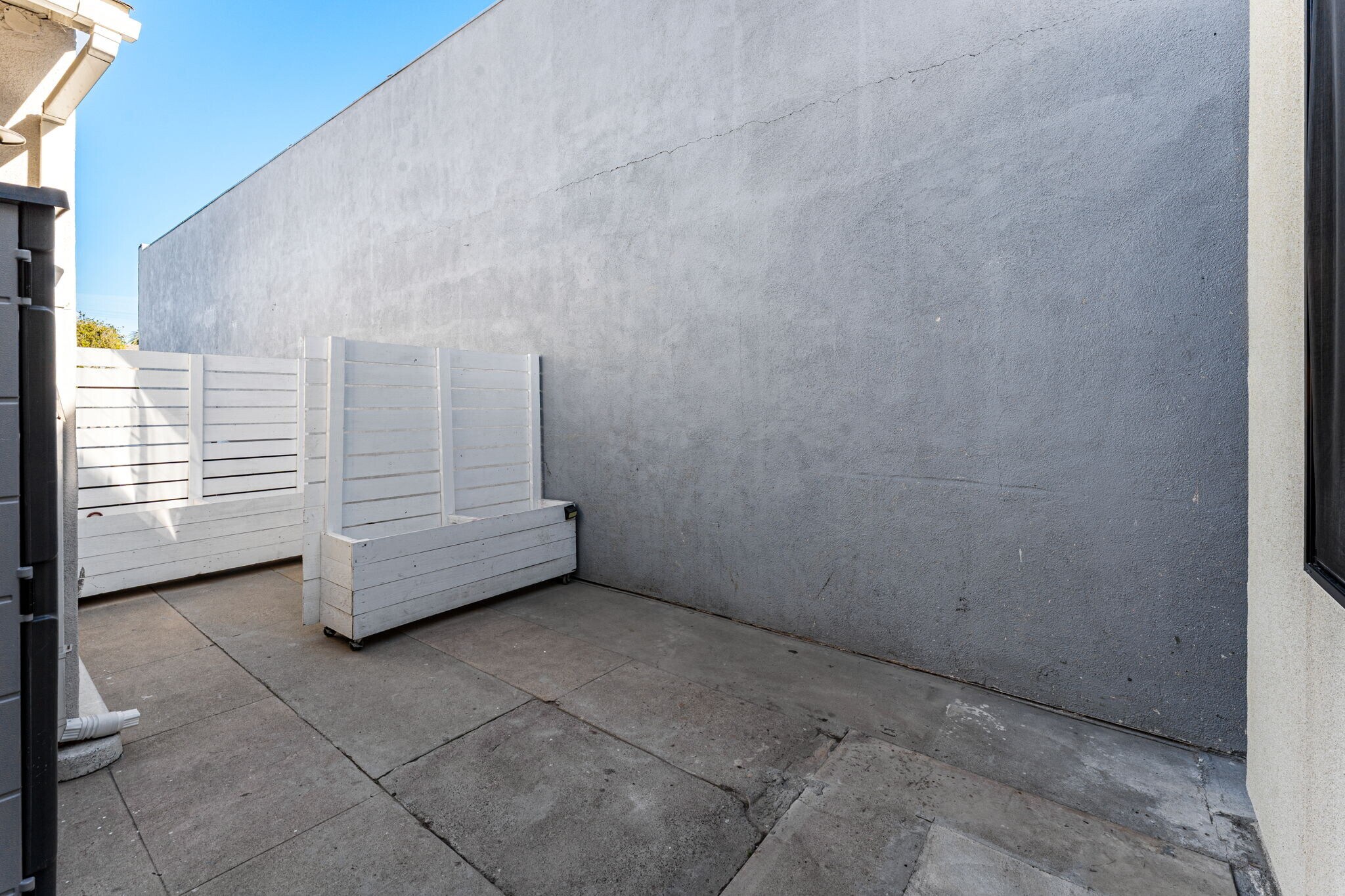 Building Photo - 2430 E 7th St