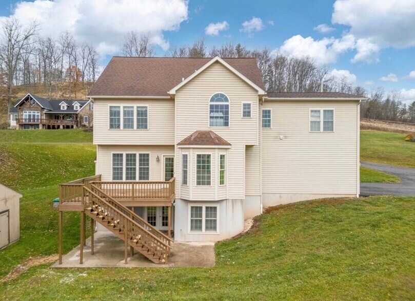Building Photo - 65 Hillside Dr