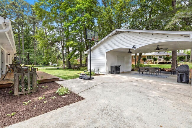 Building Photo - Fully Furnished Home, Short Term Leases Op...