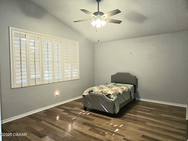 Building Photo - 6 Oak Village Dr