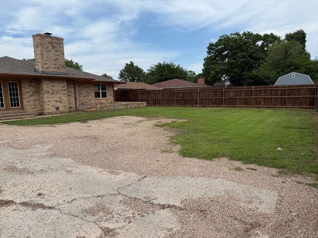 Building Photo - TEXAS SIZED WHITESBORO HOME FOR LEASE! 4 BEDROOMS-LOTS OF SPACE! HURRY!