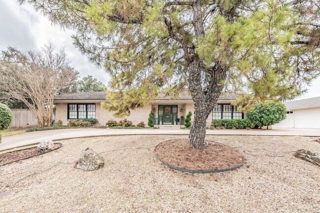 Building Photo - Prime Location in Overton West! Spacious D...