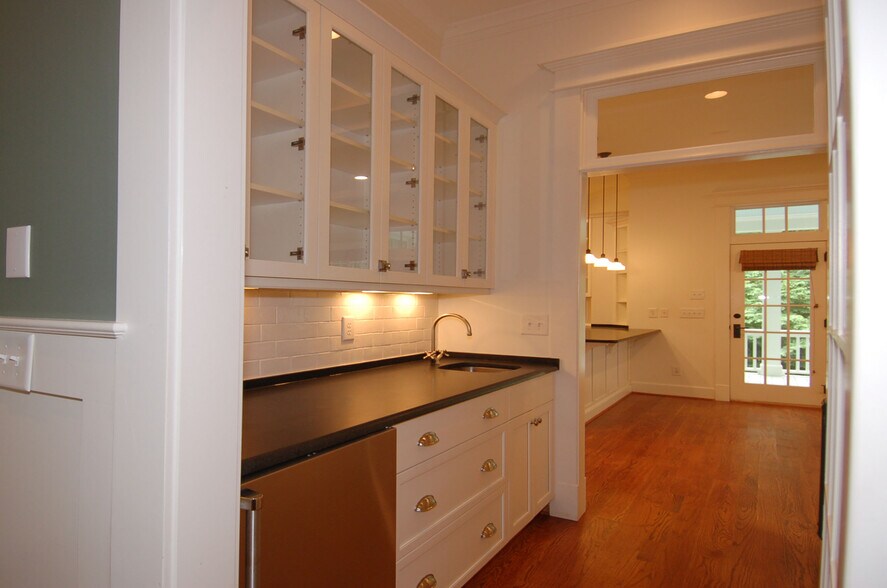 Butlers Pantry - 1020 Raindipper Dr