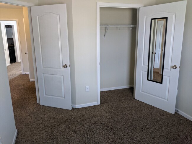 Building Photo - Luxury End-Unit Townhome in Cedar Point, North Harrisonburg!
