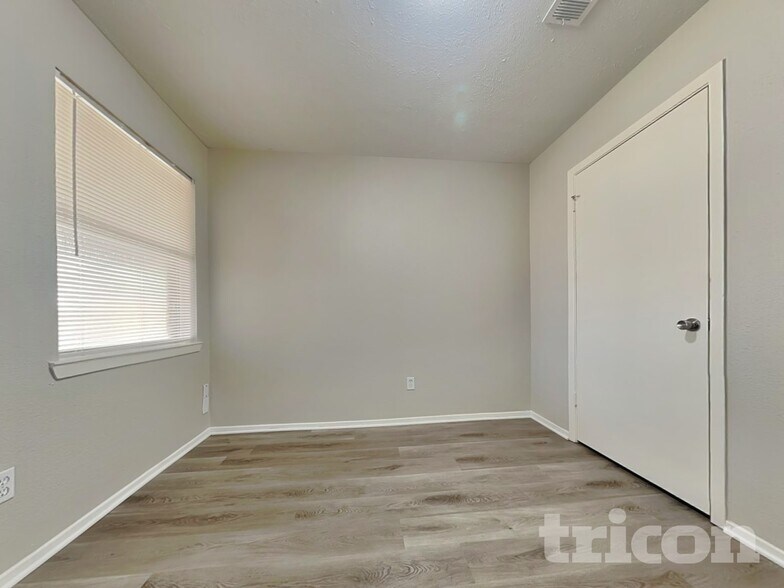 Building Photo - 2047 Lexington Woods Dr