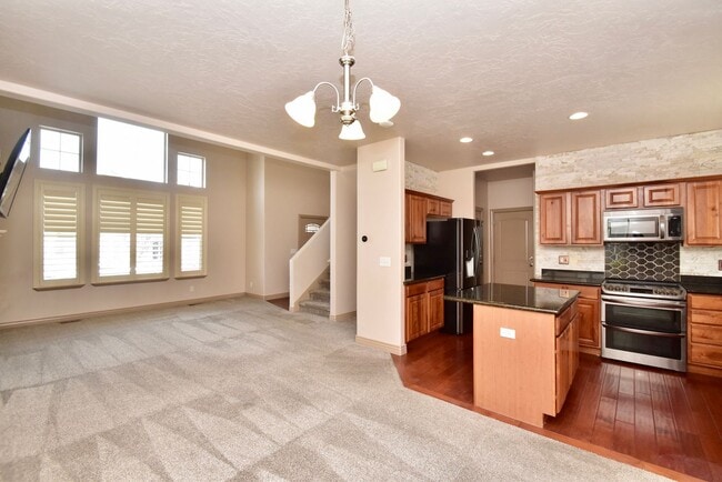 Building Photo - 3 Bed 2.5 Bath Home in HOA Community with Great Amenities!