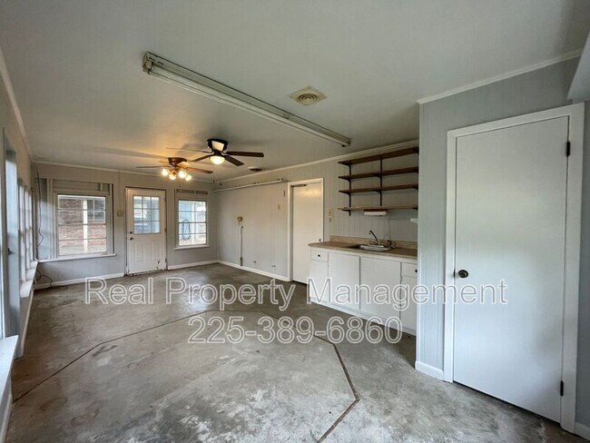 Building Photo - 1875 Lombard Dr