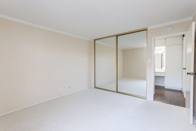 Building Photo - 1 Bed / 1 Bath pet friendly condo with parking in beautiful San Mateo. YouTube Tour!