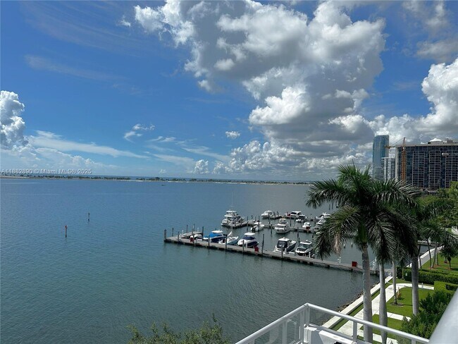 Building Photo - 1541 Brickell Ave
